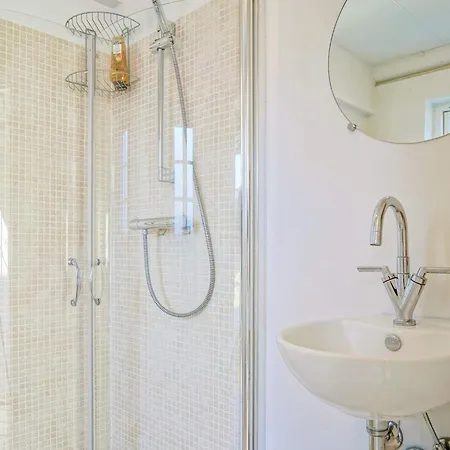 Apartment 5 Person In Aakirkeby *